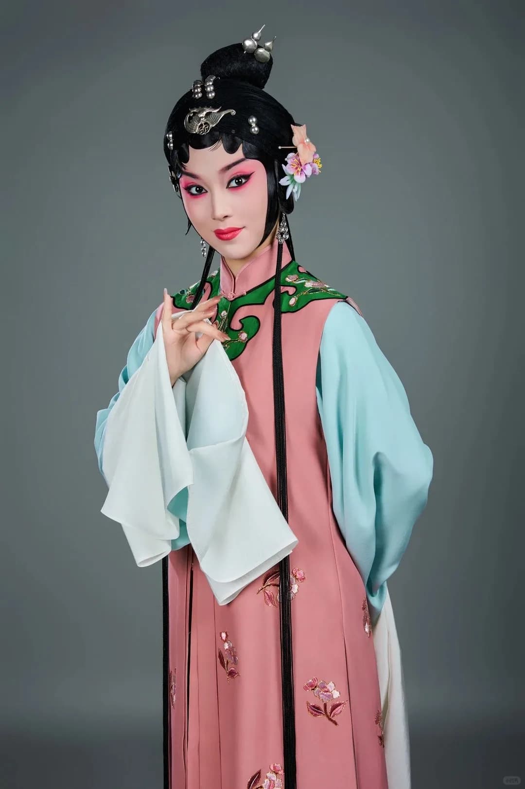 钱华仪 封面